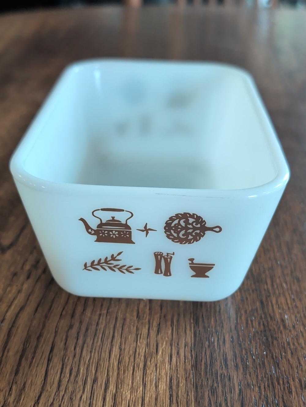 Vintage Pyrex Early American Refrigerator Dish, which holds 1 1/2 pints